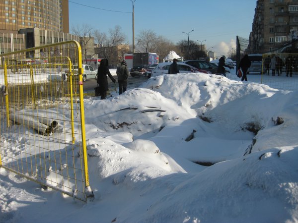Лужков, уходя, сказал Собянину, что под одним из московских тротуаров зарыт клад (с) Лужков, уходя, сказал Собянину, что под одним из московских тротуаров зарыт клад (с)